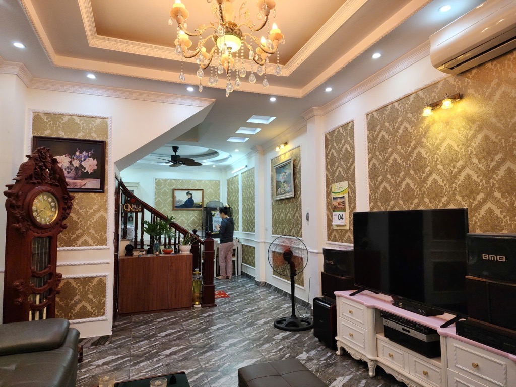 Ngọc Thuỵ 40m2, 5 tầng, ngang 3.8m, 6.4 tỷ (160 trm2)